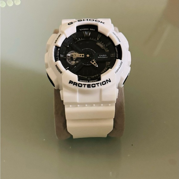 G-SHOCK CASIO WHITE-BLACK DIAL - Picture 4 of 13